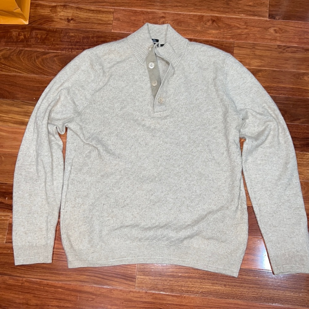 Lightly worn HUGO BOSS cashmere sweater. Size L